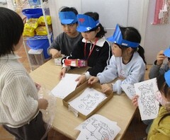 郵便屋さんごっこをしている写真