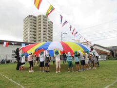 運動会でパラバルーンを楽しんでいる子どもたち