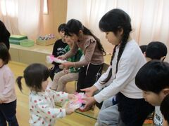 お別れ会でプレゼントを５歳児に渡している写真