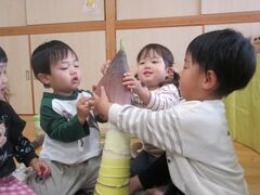たけのこの皮むきをしている写真