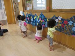 七夕の短冊を見る子どもたちの写真
