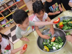 ピーマンの種取りをする子どもたちの写真