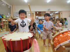 子どもたちが和太鼓を叩いている写真