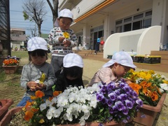 花を触っている写真