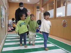 交通安全教室に参加し、横断歩道の渡り方を教えてもらっている写真