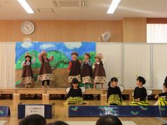 子どもたちが発表会で役になりきって、楽しんでいる写真