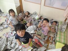 新聞紙で遊んでいる写真