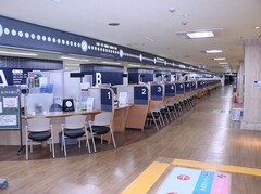 伊予かすりの藍色で統一感を出した窓口