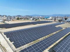写真:松山空港周辺の太陽光発電設備