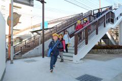 写真：味酒小学校正門前の歩道橋