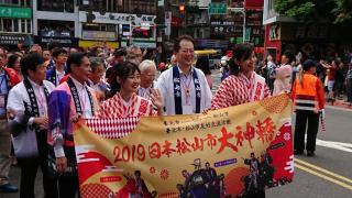 友好交流協定5周年を記念して台北市で道後神輿の鉢合わせなどを披露