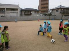写真：サッカーを楽しむ子供たちの様子