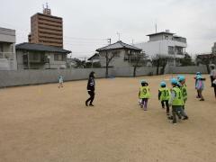 写真：サッカーを楽しむ先生の様子