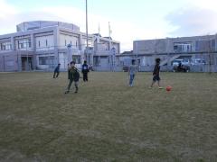 写真：芝生広場に集合してボール蹴り遊び