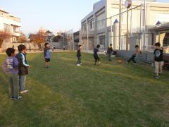 写真：小学校高学年はサッカー遊び