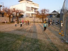 写真：児童クラブは縄跳び遊び