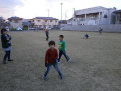 写真：グラウンドで遊ぶ子供たちの様子