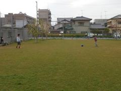 写真：サッカーをする少年たち
