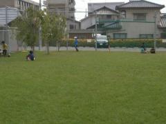 写真：サッカーをする少年たち