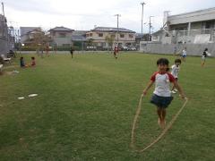 写真：グラウンドで遊ぶ子供たちの様子