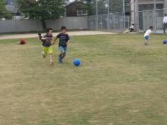 写真：サッカーを楽しむ少年たち