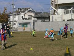 写真：園児たちがサッカーをしている様子