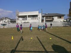 写真：先生と園児たちがサッカーをしている様子
