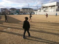 写真：子供たちがグラウンドで遊んでいる様子