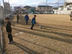 写真：子供たちがグラウンドで遊んでいる様子