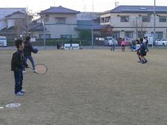 写真：子供たちがグラウンドで遊んでいる様子