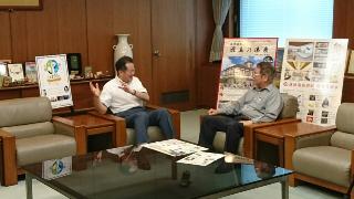 対談する恒松館長と野志市長