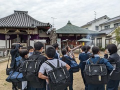 説明する大学生