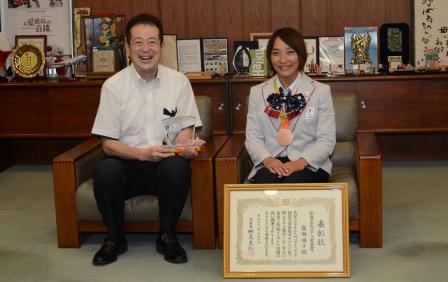 野志市長と廣瀬さんの写真