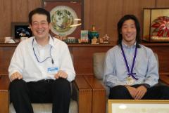 写真：野志市長と青野令さん