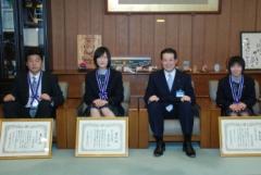 写真：一色建志さん、近平奈緒子さん、野志市長、宮崎早織さん