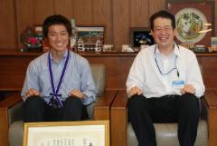 写真：藤田一海さんと野志市長