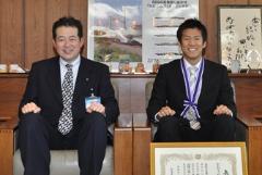 写真：野志市長と福森雄太さん