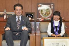写真：野志市長と近藤紗弥さん