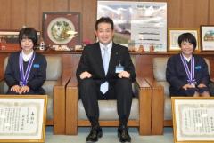 写真：野本恵里さん、野志市長、神山愛姫さん