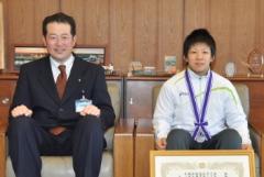 写真：野志市長と村田夏南子さん