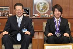 写真：野志市長と田頭知也さん