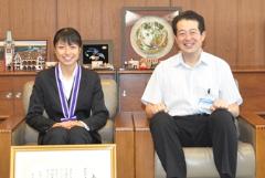 写真：山岡礼奈さんと野志市長