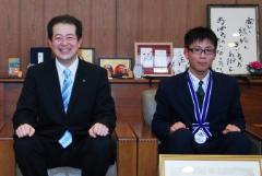 写真：野志市長と入河太輔さん