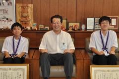 写真：戒田雄士さん、野志市長、戒田皓士さん