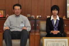 写真：野志市長と近藤智絵子さん