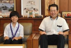 写真：村上智則さんと野志市長
