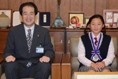 写真：野志市長と水沼あかりさん