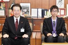 写真：野志市長と藤野聖弥さん