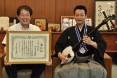 写真：野志市長と堀尾泰磨さん