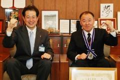 写真：野志市長と松本直也さん